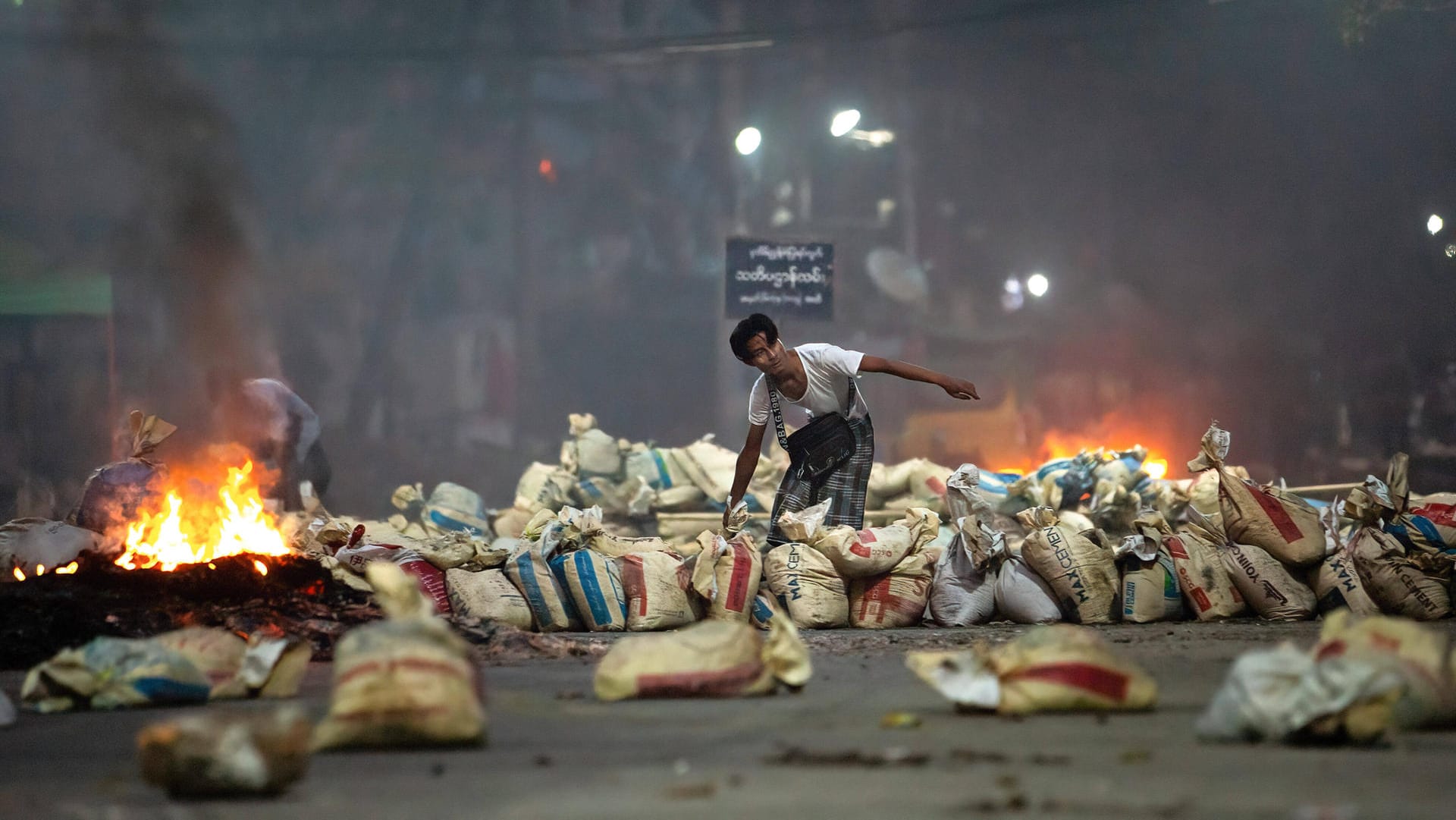 Straßenkämpfe im myanmarischen Yangon Ende März: Jetzt hat das Militär die Stadt Mindat eingenommen.