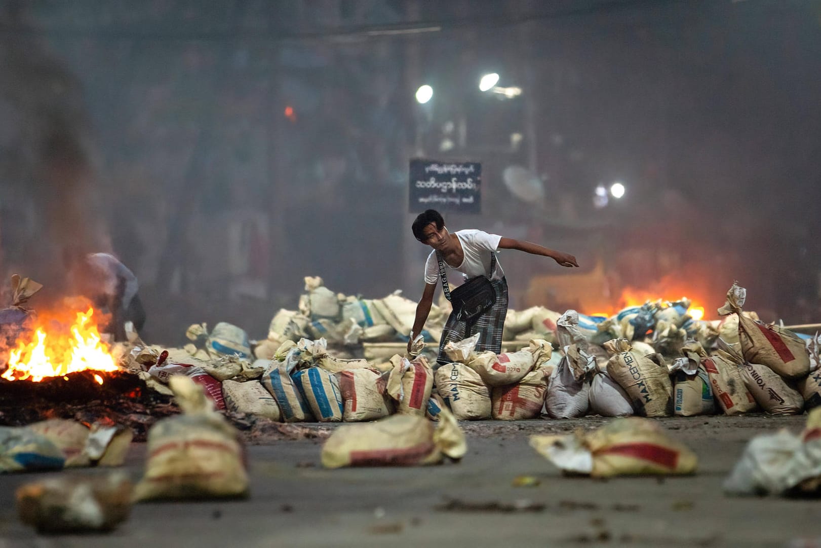 Straßenkämpfe im myanmarischen Yangon Ende März: Jetzt hat das Militär die Stadt Mindat eingenommen.