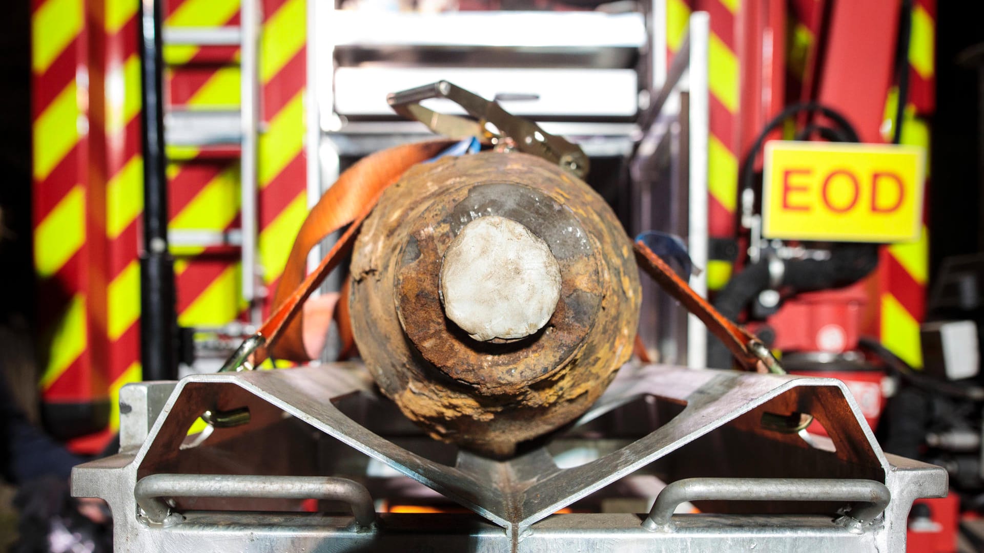 Eine gesicherte Weltkriegsbombe (Symbolbild): In Köln-Meschenich ist am Dienstag ein Fünf-Zentner-Blindgänger gefunden worden.