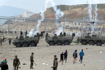 Radpanzer gegen Flüchtlinge: Die spanische Armee hat die Grenze zwischen der Exklave Ceuta und Marokko abgeriegelt.