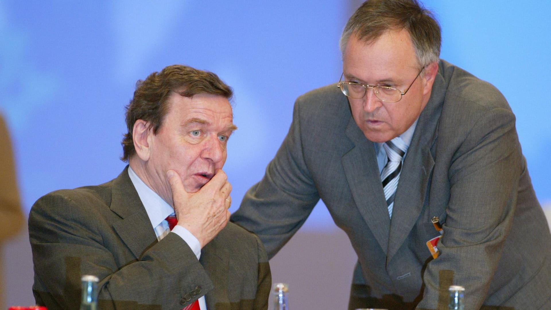 Ex-Bundeskanzler Gerhard Schröder und ehemaliger Bundesfinanzminister Hans Eichel (beide SPD) (Archivbild): Die grün-rote Regierung unter Schröder hat das Alterseinkünftegesetz auf den Weg gebracht.