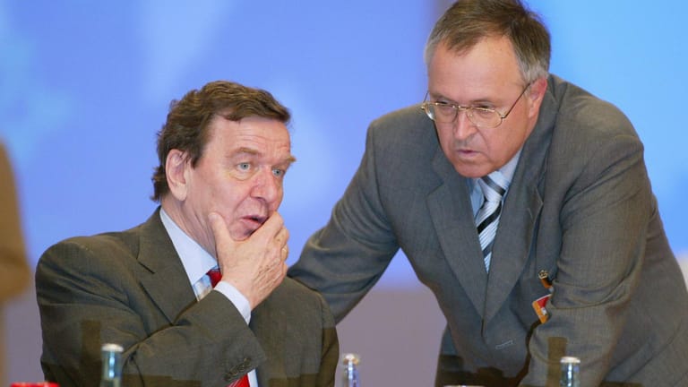 Ex-Bundeskanzler Gerhard Schröder und ehemaliger Bundesfinanzminister Hans Eichel (beide SPD) (Archivbild): Die grün-rote Regierung unter Schröder hat das Alterseinkünftegesetz auf den Weg gebracht.