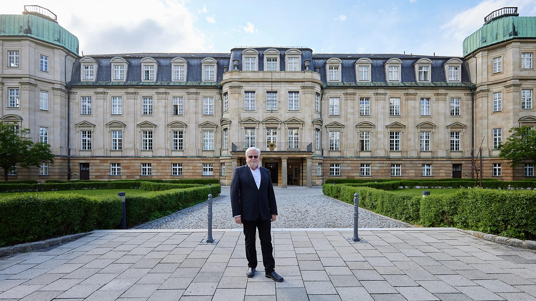 Gert Zimmermann vor dem Fleischerschlösschen: Hier residiert der Bundesfinanzhof.