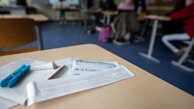Durch "Schützen, Testen, Impfen" soll die Rückkehr der Kinder in die Normalität sichergestellt werden. Durch "Schützen, Testen, Impfen" soll die Rückkehr der Kinder in die Normalität sichergestellt werden.
