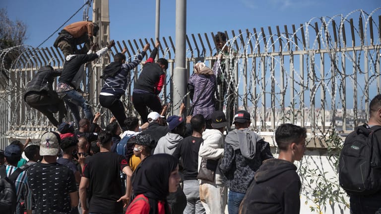Rund 8.000 Migranten haben die Grenze nach Ceuta überwunden, die Hälfte wurde schon wieder nach Marokko abgeschoben.