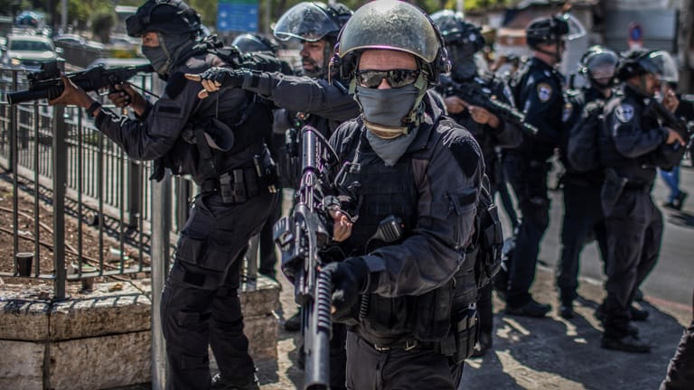 Israelische Sicherheitskräfte bei einem Einsatz gegen palästinensische Demonstranten in der Jerusalemer Altstadt.