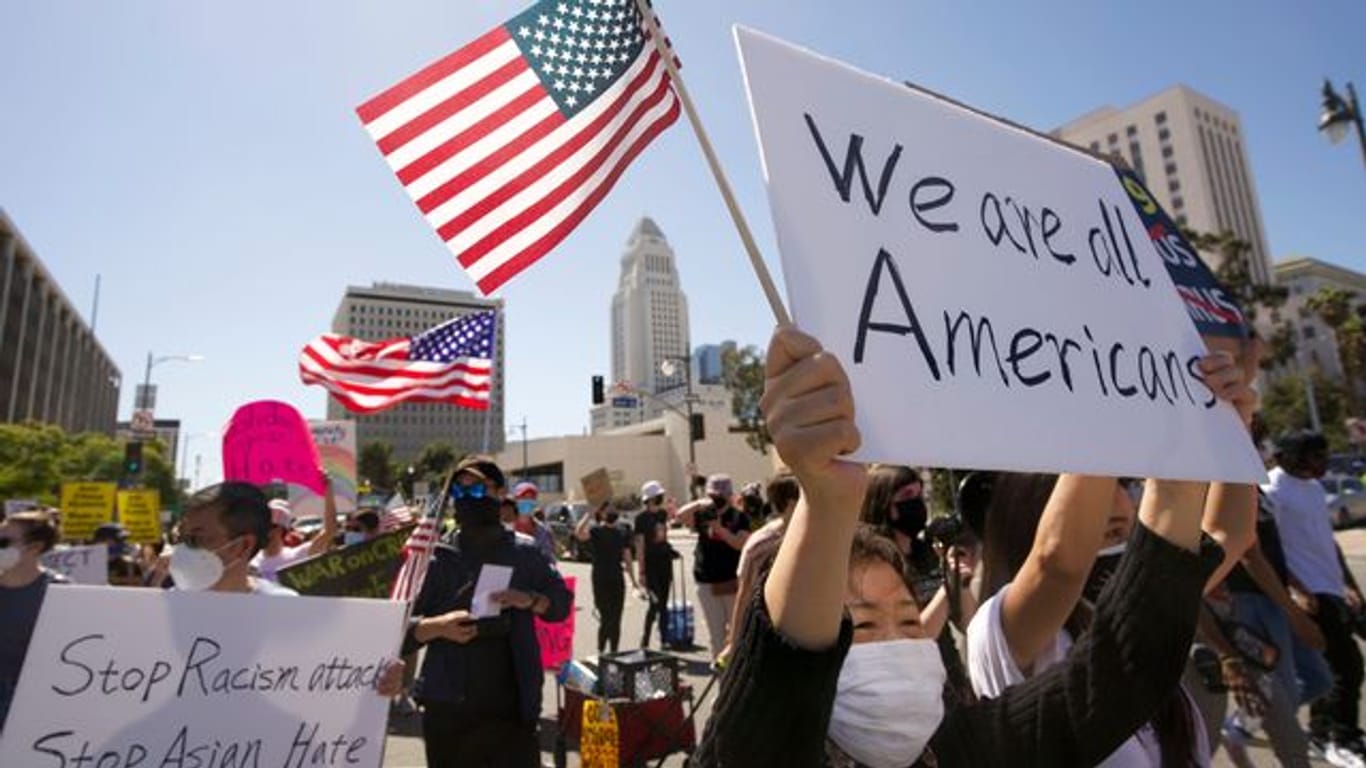 Menschen nehmen an einer Kundgebung gegen Hassverbrechen gegen asiatischstämmige Amerikaner teil.