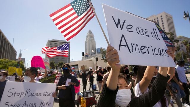 Menschen nehmen an einer Kundgebung gegen Hassverbrechen gegen asiatischstämmige Amerikaner teil. Menschen nehmen an einer Kundgebung gegen Hassverbrechen gegen asiatischstämmige Amerikaner teil.