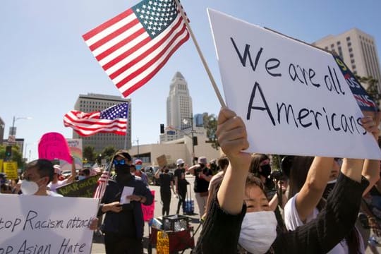 Menschen nehmen an einer Kundgebung gegen Hassverbrechen gegen asiatischstämmige Amerikaner teil.