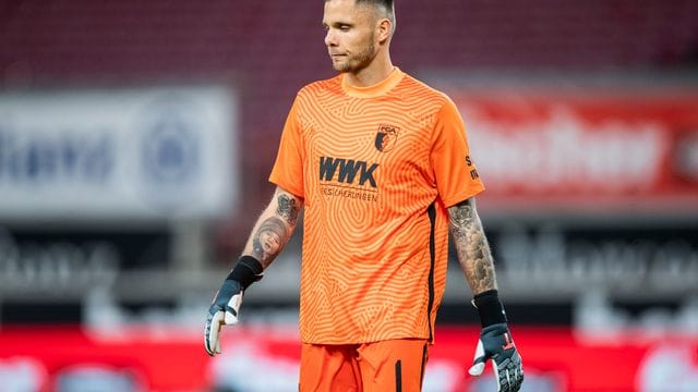 Augsburgs Torwart Rafal Gikiewicz möchte den alleinigen Tore-Rekord von Robert Lewandowski verhindern. Augsburgs Torwart Rafal Gikiewicz möchte den alleinigen Tore-Rekord von Robert Lewandowski verhindern.