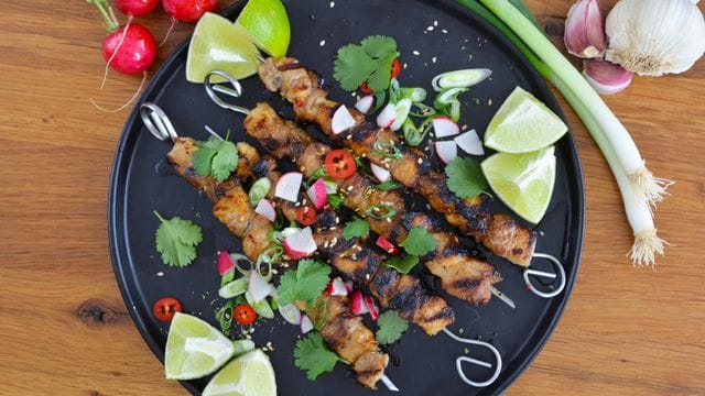 Bevor die Bauchfleischscheiben auf die Spieße gezogen und gegrillt werden, sollten sie über Nacht in der Marinade liegen.