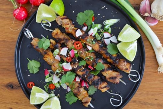 Bevor die Bauchfleischscheiben auf die Spieße gezogen und gegrillt werden, sollten sie über Nacht in der Marinade liegen.