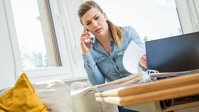 Eine Frau am Telefon: Ungebetene Werbeanrufe sind eigentlich verboten. Daher ist es auch nicht unhöflich, einfach aufzulegen.