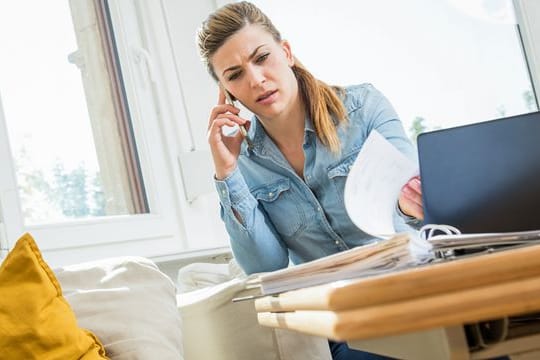 Eine Frau am Telefon: Ungebetene Werbeanrufe sind eigentlich verboten. Daher ist es auch nicht unhöflich, einfach aufzulegen.