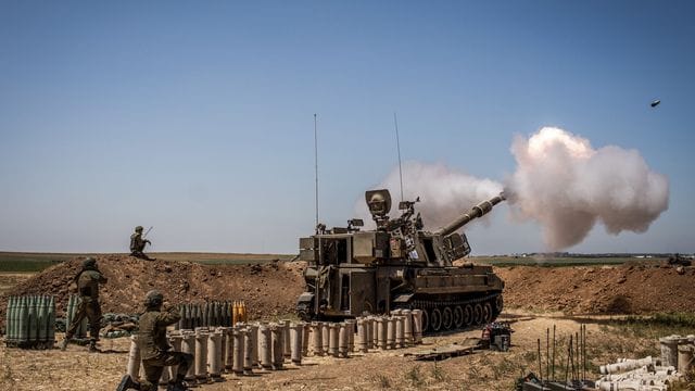 Eine israelische Artillerie feuert von einer Position in der Nähe von Sderot in Richtung des Gazastreifens. Eine israelische Artillerie feuert von einer Position in der Nähe von Sderot in Richtung des Gazastreifens.