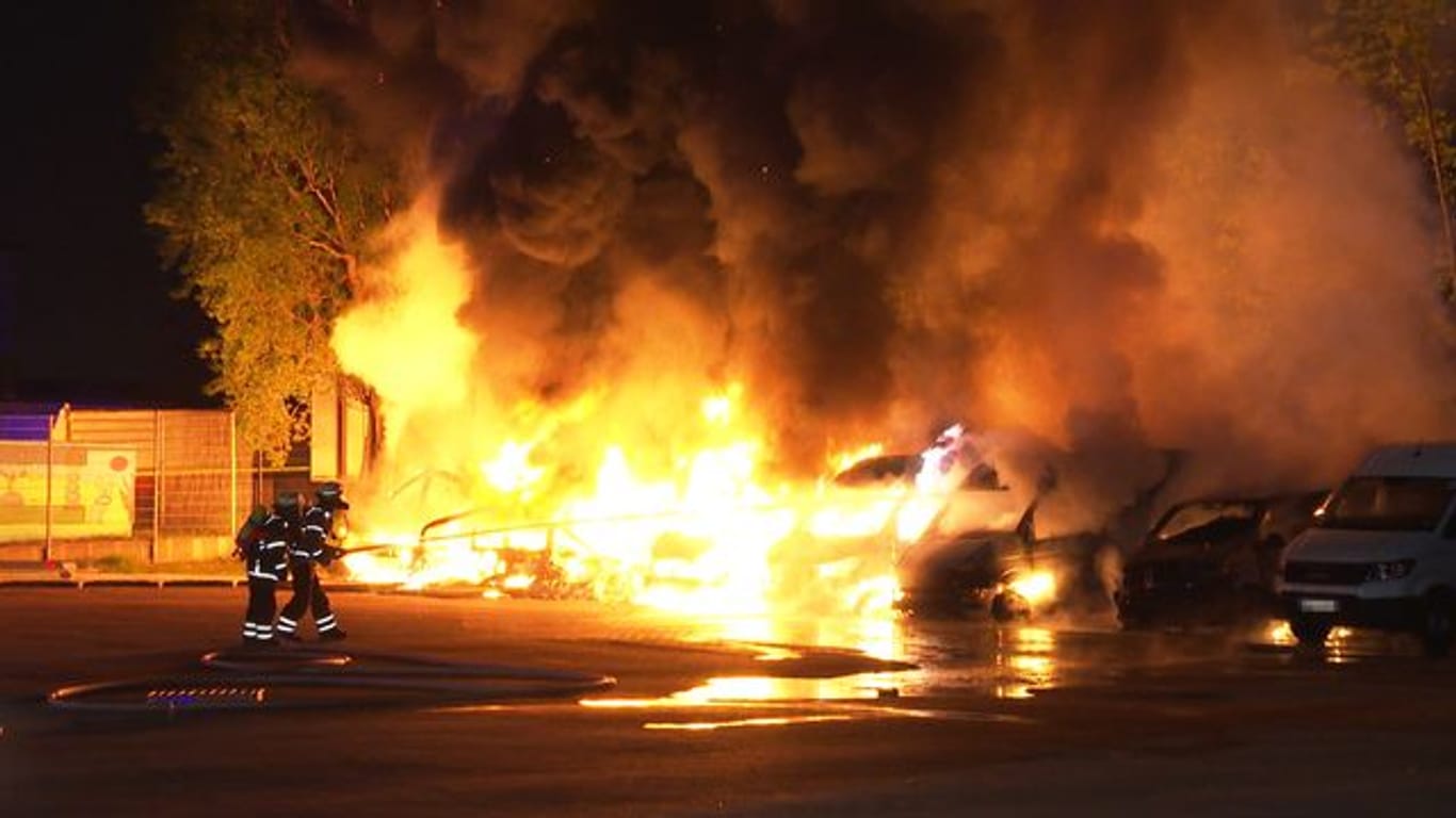Mehrere Transporter auf Betriebshof von Mietwagenfirma in Flammen: Bei dem Brand sind keine Personen verletzt worden.