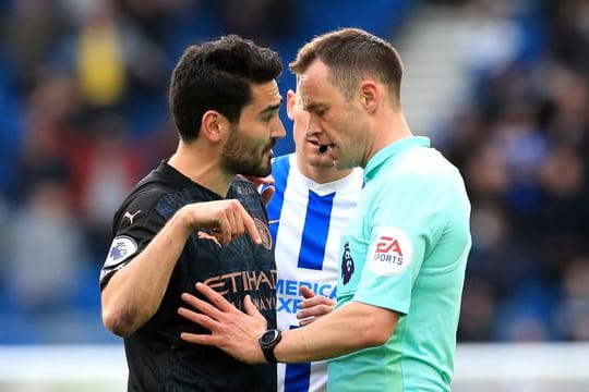 Ilkay Gündogan (l) von Manchester City im Gespräch mit Schiedsrichter Stuart Attwell.