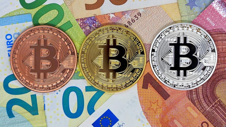 Bitcoin Münze (Symbolbild): Wer in die Kryptowährung investiert muss mit starken Schwankungen, zum Teil ausgelöst von Tweets, rechnen.