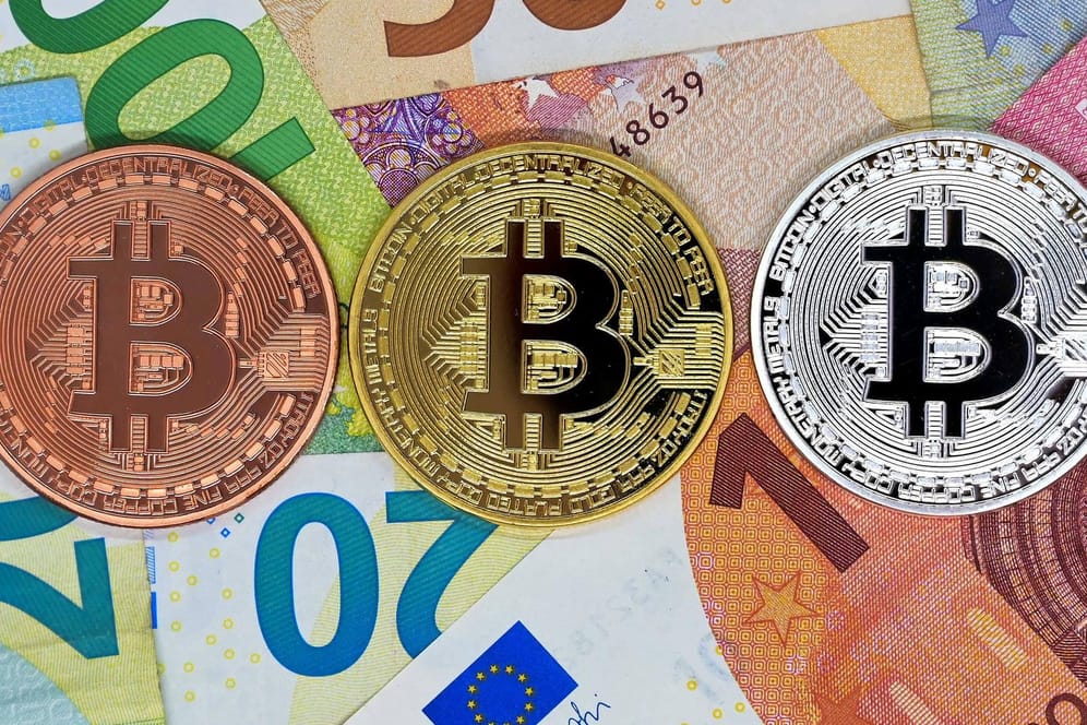 Bitcoin Münze (Symbolbild): Wer in die Kryptowährung investiert muss mit starken Schwankungen, zum Teil ausgelöst von Tweets, rechnen.