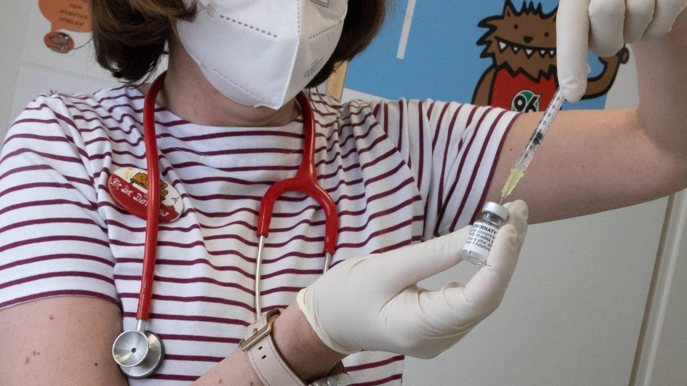 Eine Kinderärztin zieht eine Spritze mit dem Biontech-Impfstoff auf (Symbolbild): In Planegg bei München ist eine Impfaktion für Schüler nach heftigen Diskussionen abgesagt worden.