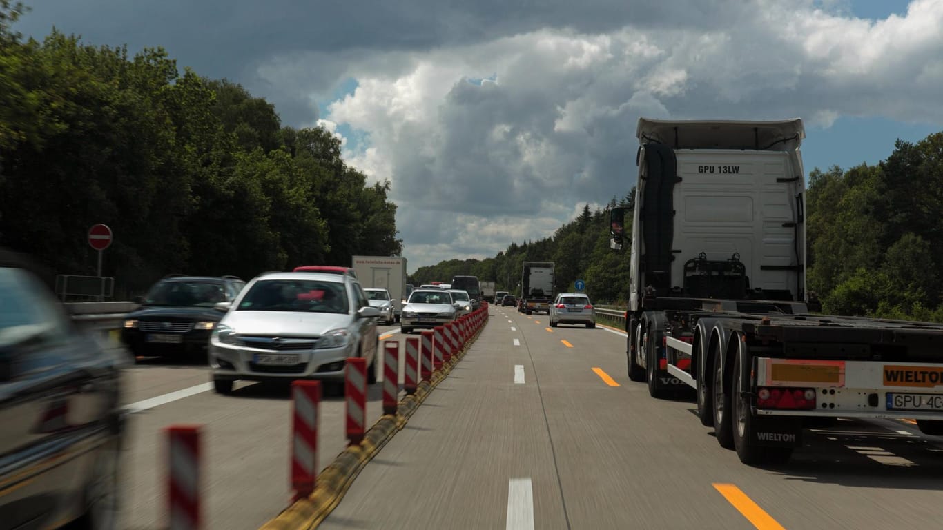 Autos fahren auf der A24 (Symbolbild): Weil ein Lkw Feuer gefangen hat, musste die Strecke Richtung Hamburg gesperrt werden.