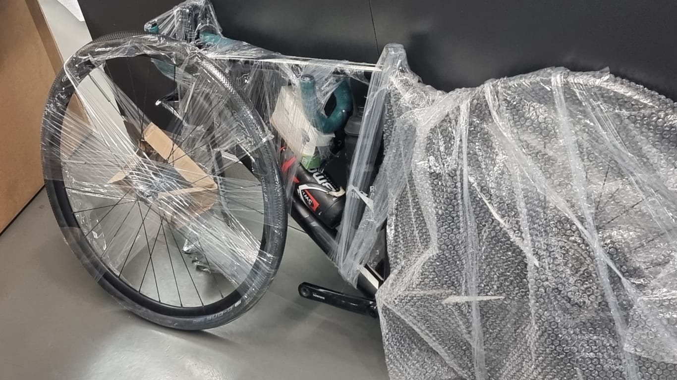 Das ehemals 3.000 Euro teure Fahrrad kommt nach seiner langen Reise zurück zum ursprünglichen Besitzer: Es war gestohlen und ins Ausland gebracht worden.