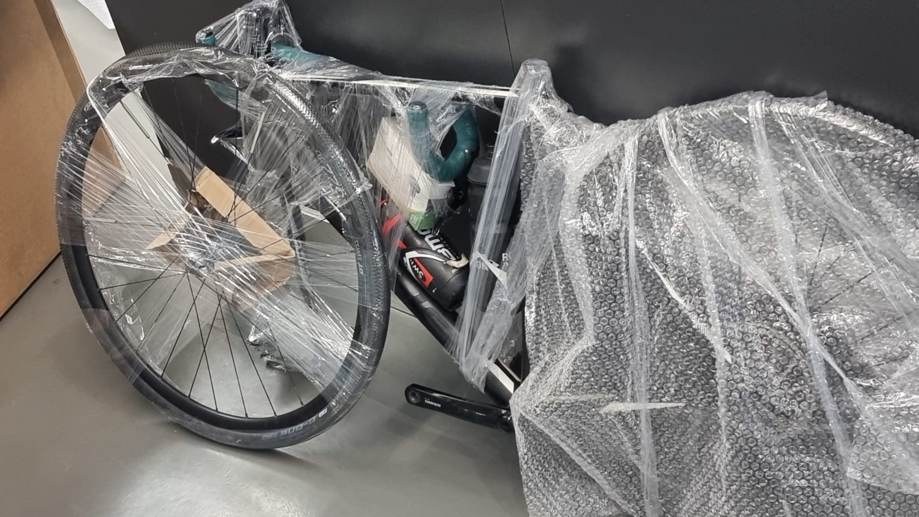 Das ehemals 3.000 Euro teure Fahrrad kommt nach seiner langen Reise zurück zum ursprünglichen Besitzer: Es war gestohlen und ins Ausland gebracht worden. Das ehemals 3.000 Euro teure Fahrrad kommt nach seiner langen Reise zurück zum ursprünglichen Besitzer: Es war gestohlen und ins Ausland gebracht worden.