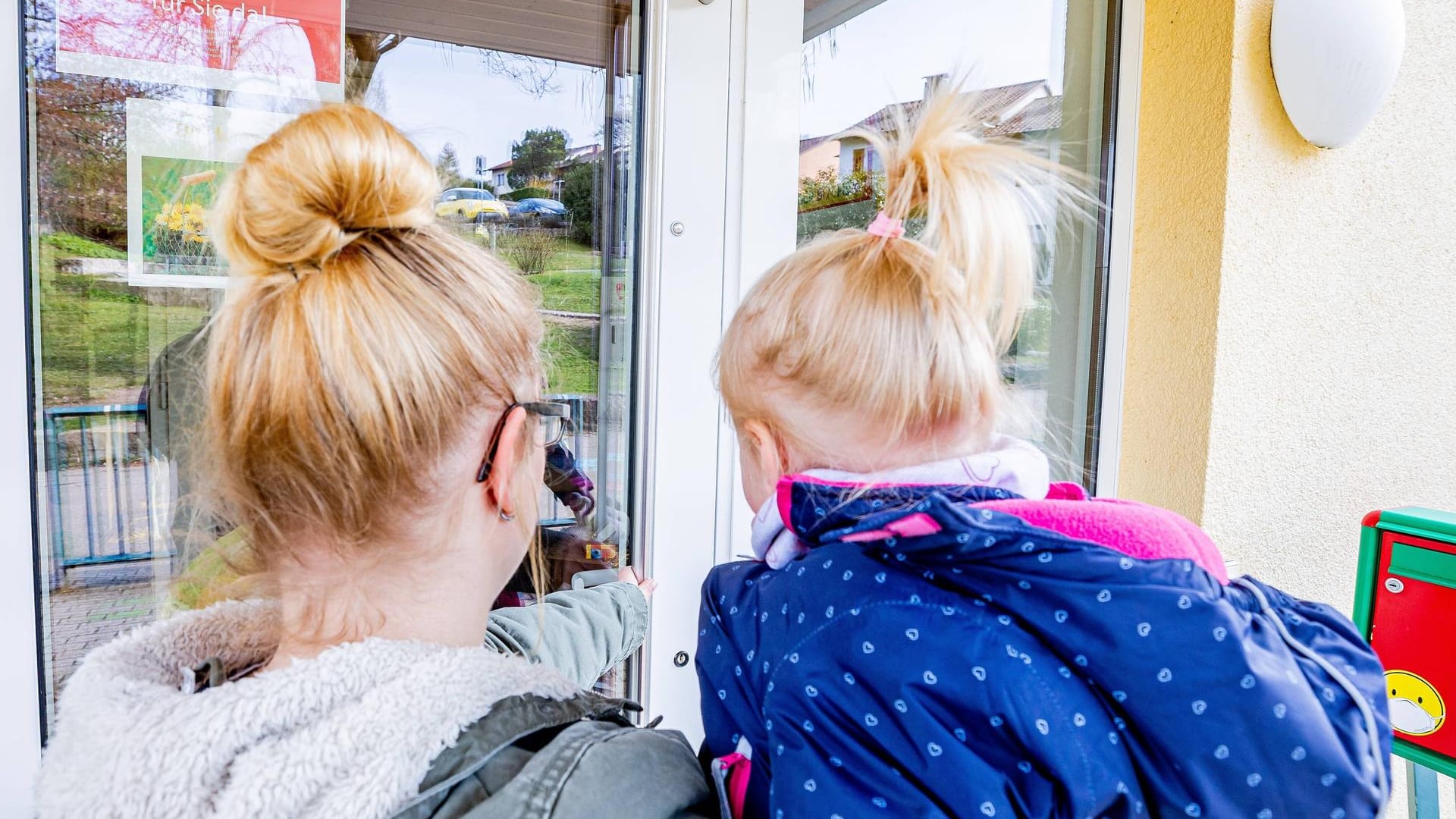 Eine Mutter mit ihrem Kind an einer Kita (Symbolbild): Die Stadt Dortmund führt ab Juni Lolli-Tests in 26 Kitas durch. Eine Mutter mit ihrem Kind an einer Kita (Symbolbild): Die Stadt Dortmund führt ab Juni Lolli-Tests in 26 Kitas durch.