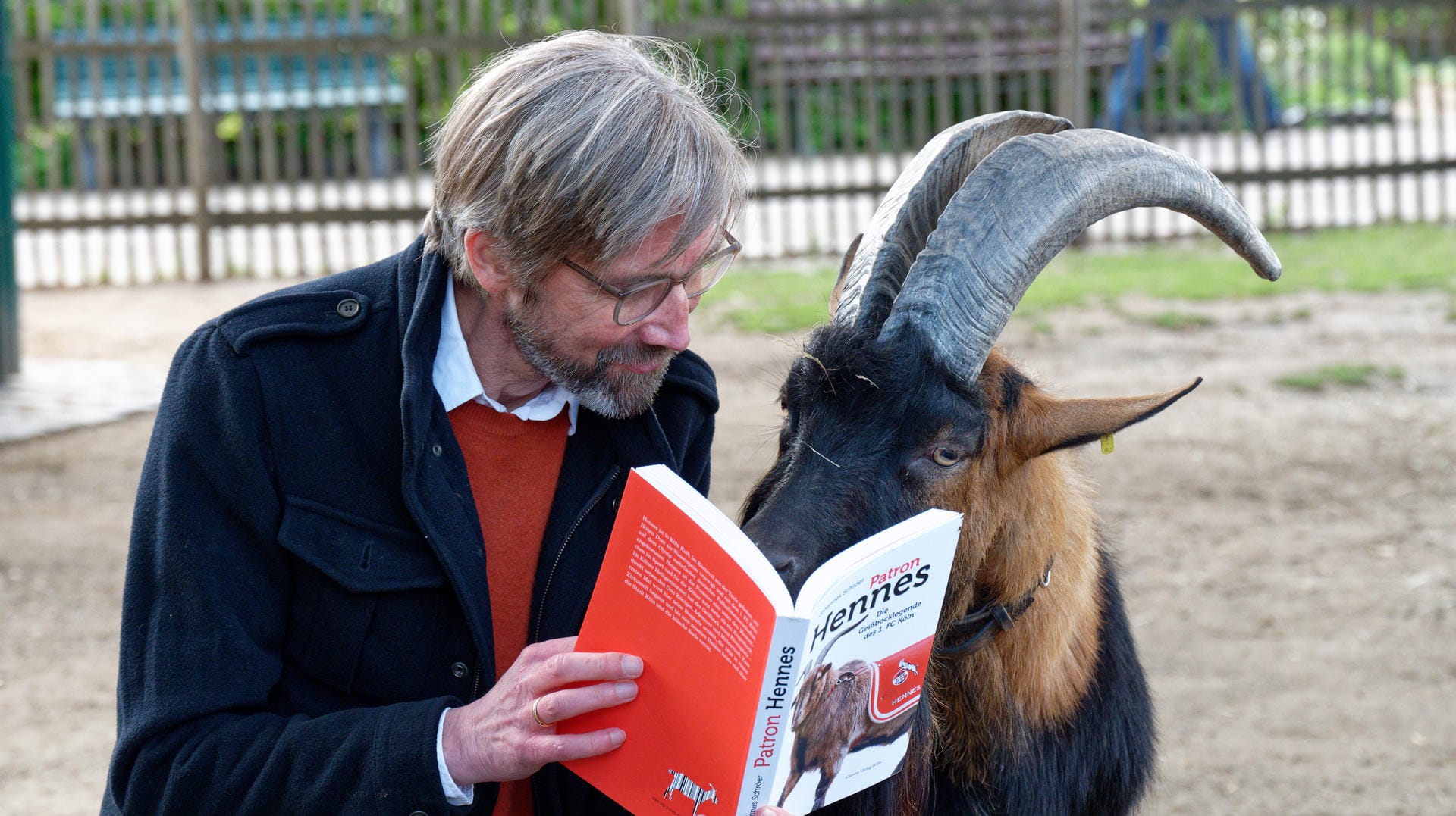 Johannes Schröer mit Hennes IX: Der Autor hat ein Buch über das Maskottchen des 1. FC Köln geschrieben.