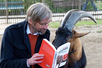 Johannes Schröer mit Hennes IX: Der Autor hat ein Buch über das Maskottchen des 1. FC Köln geschrieben.