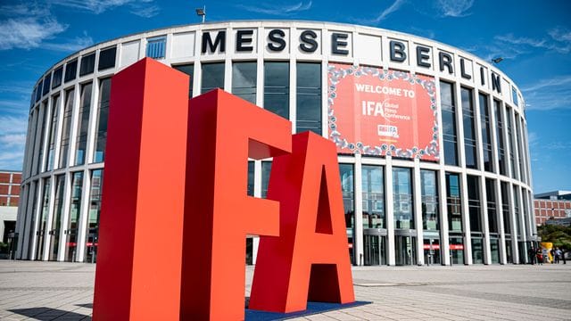 Ein Schriftzug der Internationalen Funkausstellung (IFA): Die Messe findet 2021 Jahr nicht statt. Ein Schriftzug der Internationalen Funkausstellung (IFA): Die Messe findet 2021 Jahr nicht statt.