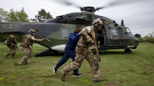 Soldaten des Kommandos Spezialkräfte (KSK) der Bundeswehr demonstrieren bei einem Videodreh den Abtransport einer befreiten Geisel mittels eines Helikopters. Soldaten des Kommandos Spezialkräfte (KSK) der Bundeswehr demonstrieren bei einem Videodreh den Abtransport einer befreiten Geisel mittels eines Helikopters.