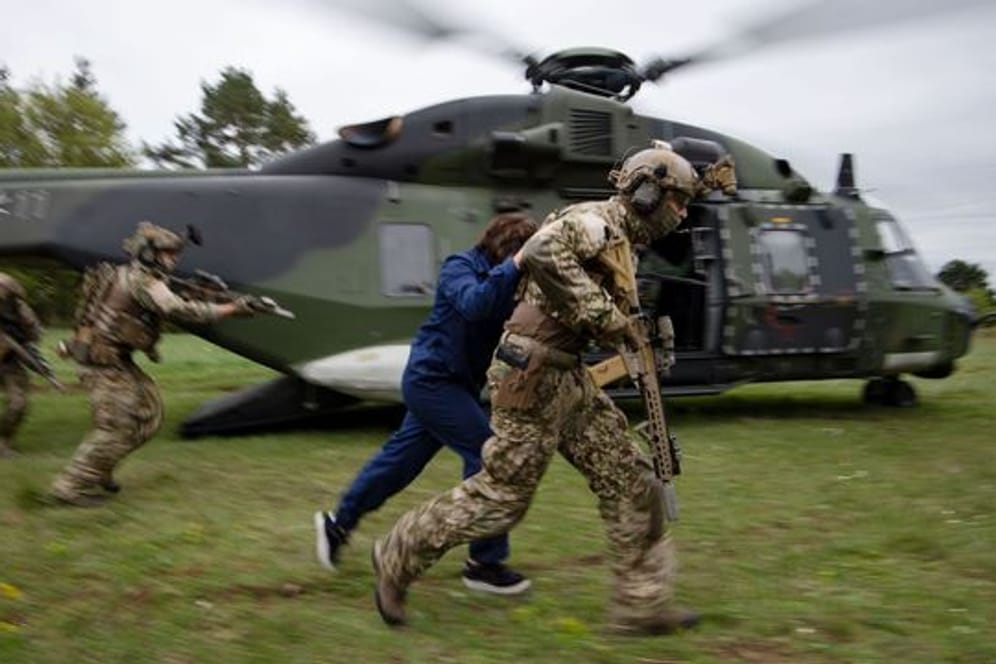 Soldaten des Kommandos Spezialkräfte (KSK) der Bundeswehr demonstrieren bei einem Videodreh den Abtransport einer befreiten Geisel mittels eines Helikopters.