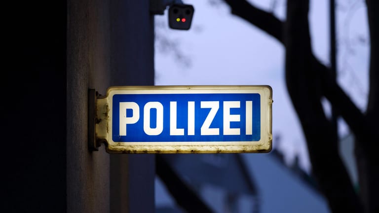 Polizeischild an einer Hauswand (Archivbild): In Köln ermittelt die Mordkommission nach einem Angriff auf eine Frau.