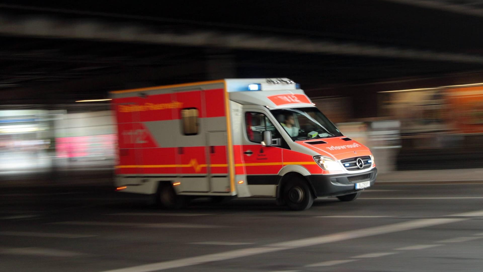 Blaulicht eines Feuerwehr Rettungsfahrzeugs (Symbolbild): Die Frau ist mit dem Kopf auf den Boden aufgeschlagen.