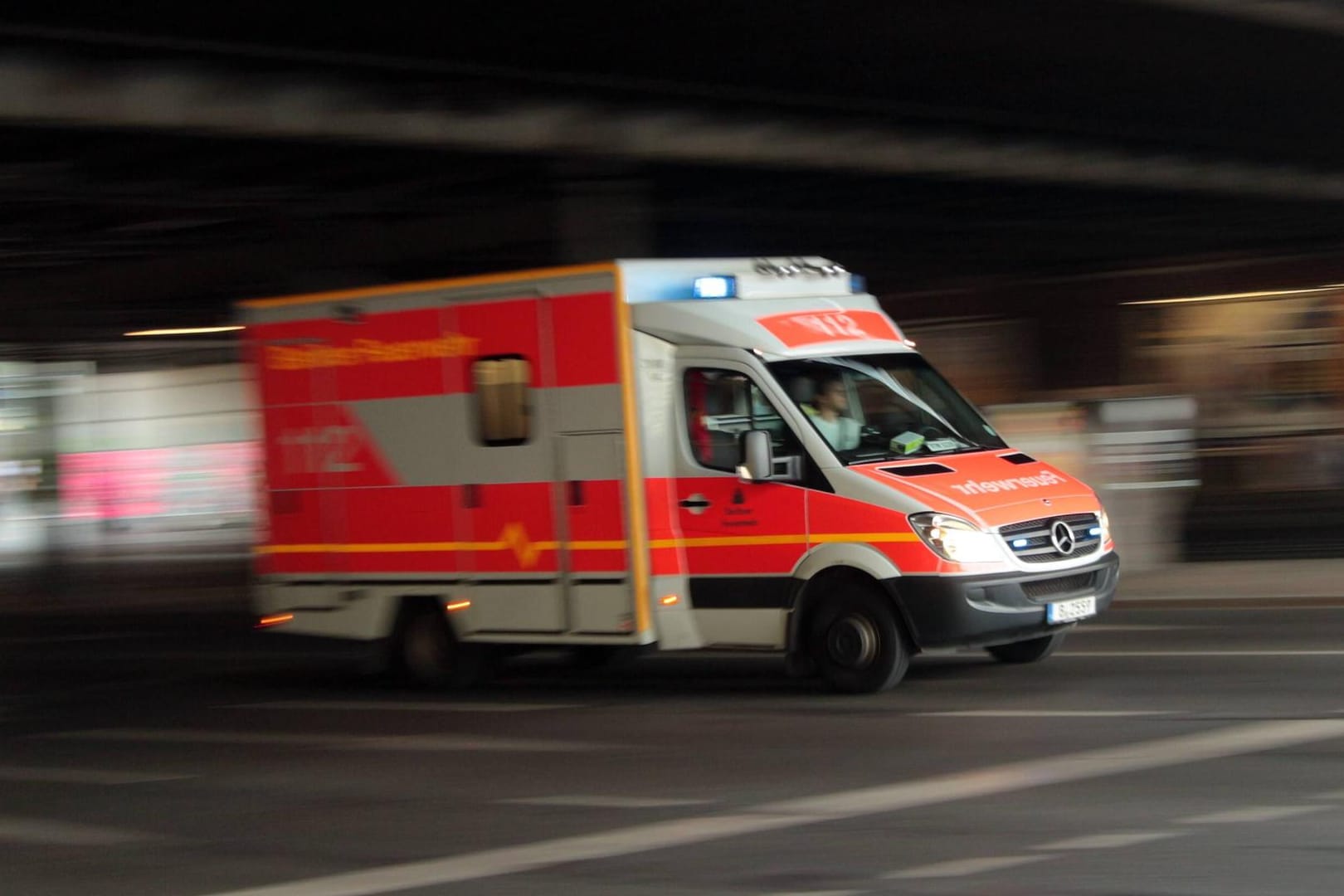 Blaulicht eines Feuerwehr Rettungsfahrzeugs (Symbolbild): Die Frau ist mit dem Kopf auf den Boden aufgeschlagen.