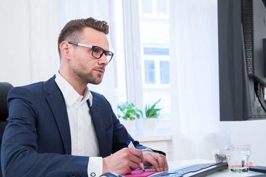 Gibt es einen Konflikt im Team, sollten sich Führungskräfte erstmal auf Ursachensuche machen.