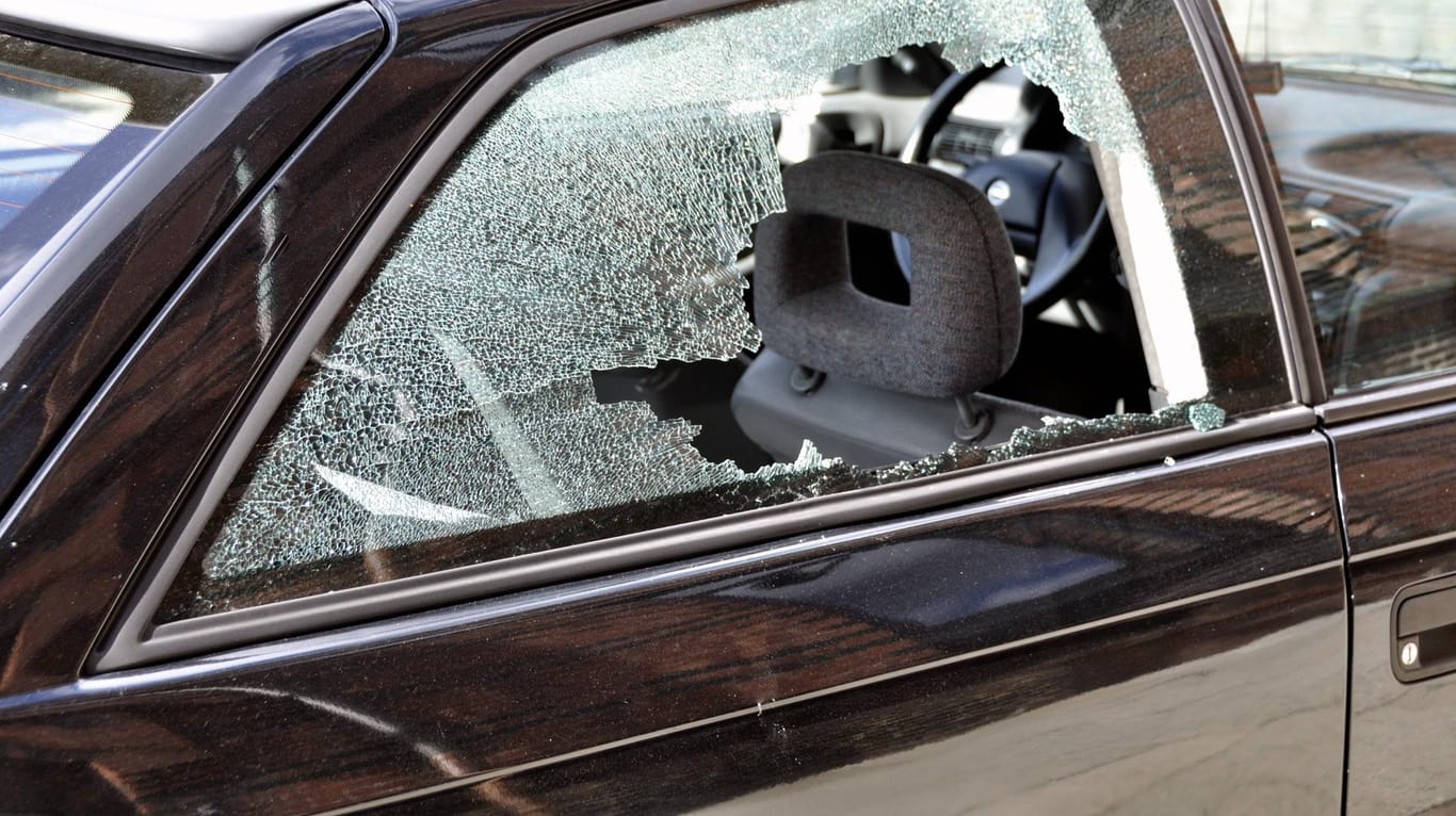 Eine eingeschlagene Autoscheibe (Symbolbild): Fensterscheiben zweier Pkw wurden eingeschlagen.
