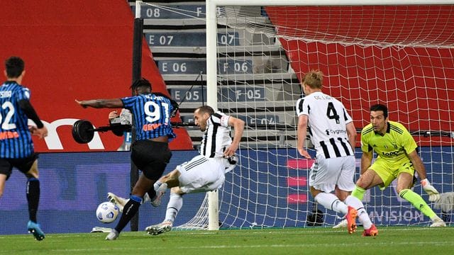 Gianluigi Buffon (r) gewann mit Juventus Turin den italienischen Pokal.