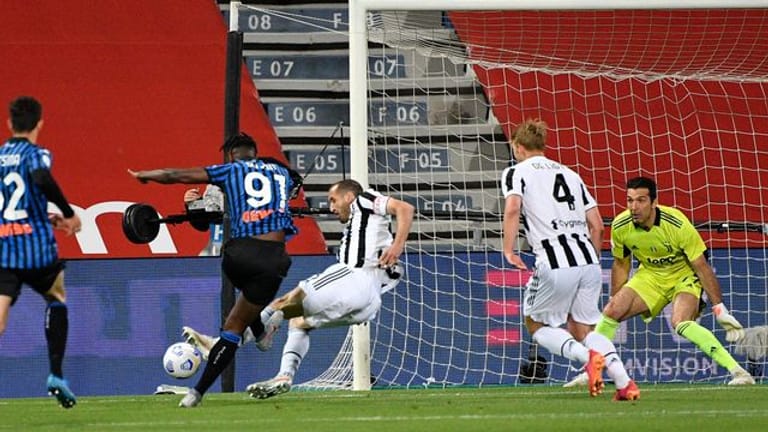 Gianluigi Buffon (r) gewann mit Juventus Turin den italienischen Pokal.