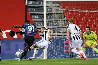 Gianluigi Buffon (r) gewann mit Juventus Turin den italienischen Pokal.