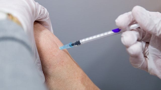 In Bayern dürfen Haus- und Fachärzte nun unabhängig von der Impfreihenfolge gegen das Coronavirus impfen. In Bayern dürfen Haus- und Fachärzte nun unabhängig von der Impfreihenfolge gegen das Coronavirus impfen.