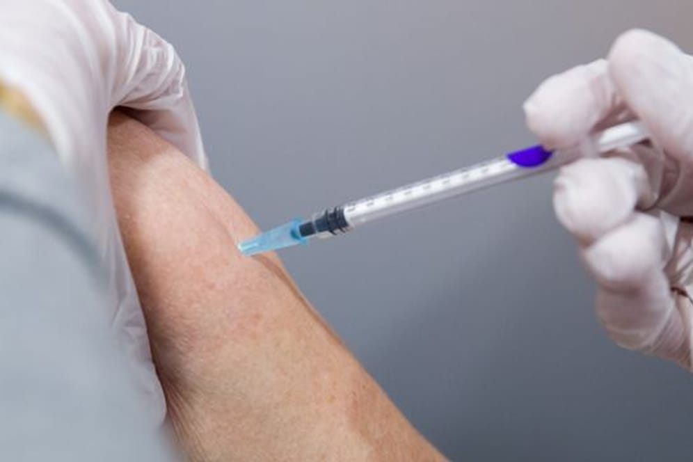 In Bayern dürfen Haus- und Fachärzte nun unabhängig von der Impfreihenfolge gegen das Coronavirus impfen.