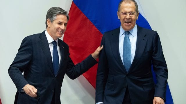 US-Außenminister Antony Blinken (l) und sein russischer Amtskollege Sergej Lawrow haben sich in Reykjavik getroffen. US-Außenminister Antony Blinken (l) und sein russischer Amtskollege Sergej Lawrow haben sich in Reykjavik getroffen.