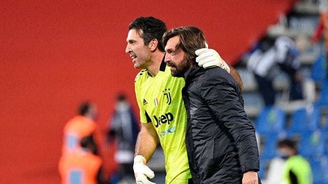 Stehen bei Juve vor einer ungeklärten Zukunft: Keeper Gianluigi Buffon (l) und Trainer Andrea Pirlo.