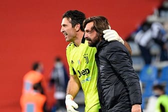 Stehen bei Juve vor einer ungeklärten Zukunft: Keeper Gianluigi Buffon (l) und Trainer Andrea Pirlo.