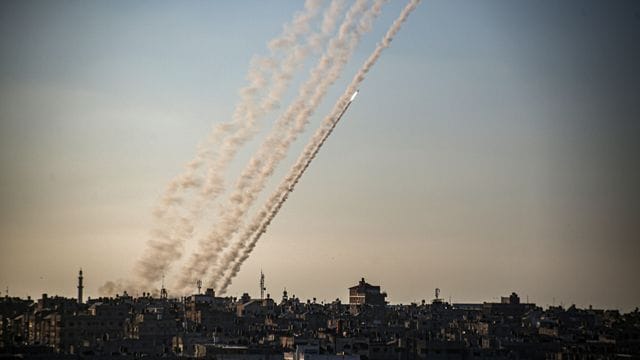 Raketen werden im südlichen Gazastreifen in Richtung Israel abgefeuert.