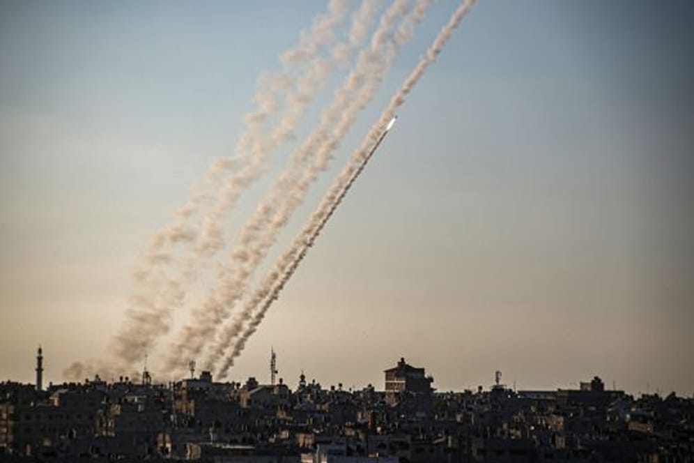 Raketen werden im südlichen Gazastreifen in Richtung Israel abgefeuert.