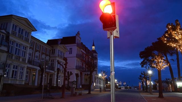 Eine rote Ampel leuchtet an der Strandpromenade im Ostseebad Zinnowitz.