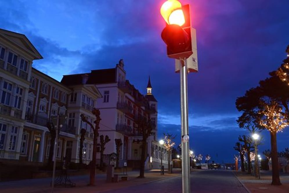 Eine rote Ampel leuchtet an der Strandpromenade im Ostseebad Zinnowitz.